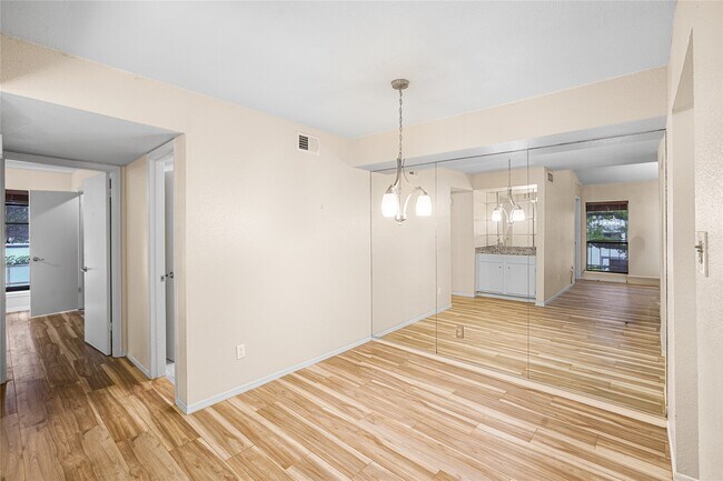 Building Photo - 1818 Augusta Dr