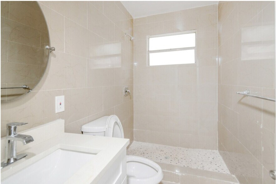 Building Photo - 1044-1046 Foster Rd, Hallandale Beach