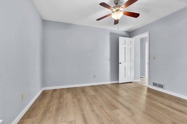 Building Photo - $2,540.95 with $300 off the first month's Rent- 4 Bedroom, 1.5 Bath, Single Family Home in Aurora...