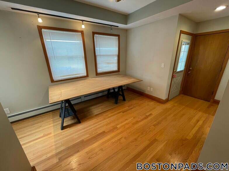 Building Photo - 77 Easton St