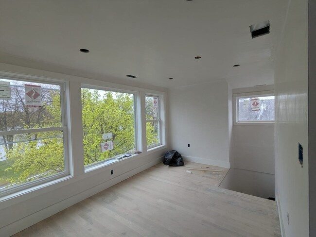 Building Photo - 105 Shore Dr