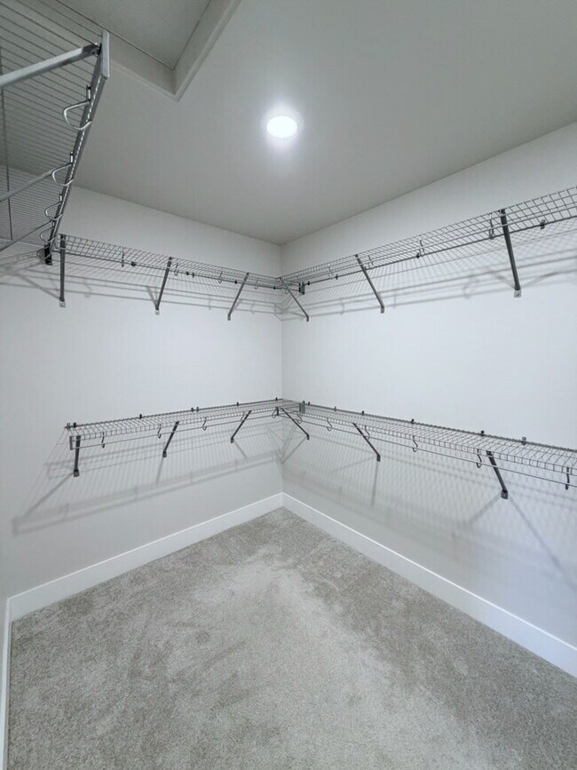 Building Photo - Attractive Modern Easton 3 Bedroom Home