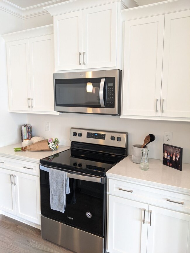 Building Photo - Beautiful 3 Bedroom Townhome w/2 car garage!