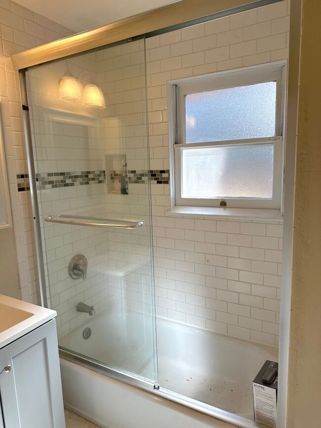 Building Photo - 1-Bedroom in North End