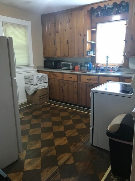 Building Photo - 31 Church St