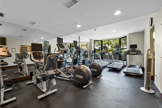 Building Photo - Gorgeous Park Laurel condominium