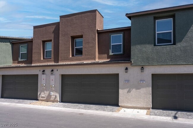 Building Photo - 6168 Hibiscus Gdn St