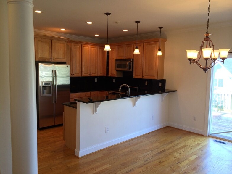 Kitchen - 710 Palatine Ave