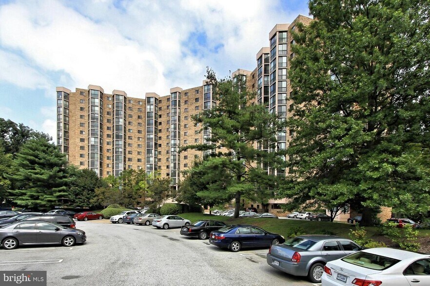 Building Photo - 5901 Mount Eagle Dr