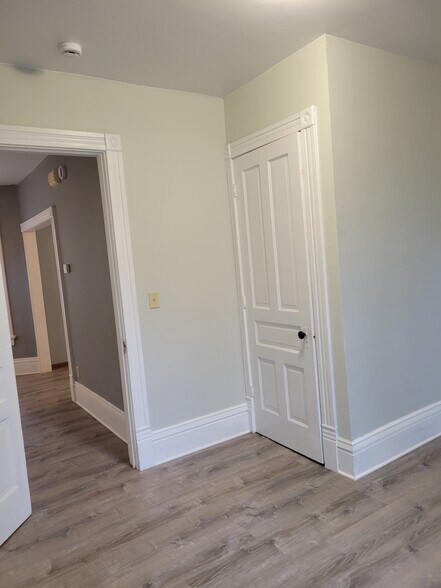 Building Photo - 213 S Webster St