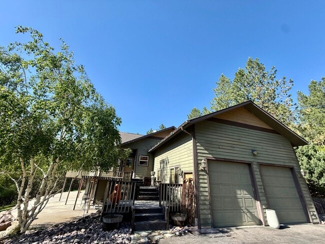 Building Photo - Spacious 4 Bed 3.5 Bath Home in Frenchtown!