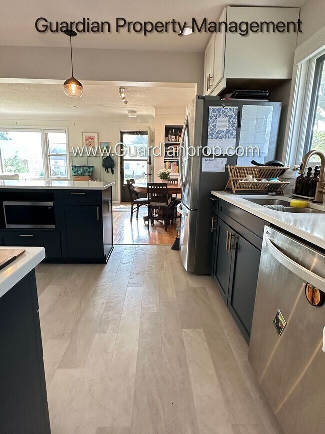 Building Photo - Nokomis Area Single Family Home, Very Clean, Dishwasher, 1 Car Garage, Available September