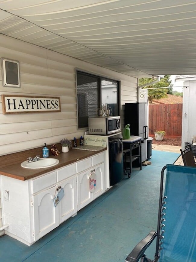 Building Photo - Beautiful Home w/ Pool - Country Oaks Subdivision