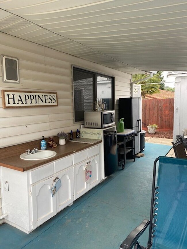 Building Photo - Beautiful Home w/ Pool