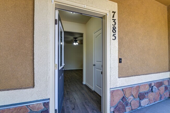 Building Photo - Move-In Ready Townhome with Luxury Finishe...