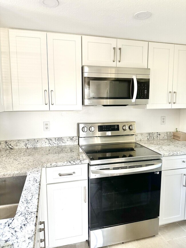 Building Photo - 1566 SE Royal Green Cir