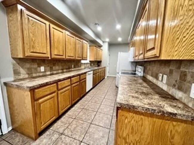 Building Photo - Spacious 3-Bed, 2.5-Bath Fourplex with Gar...