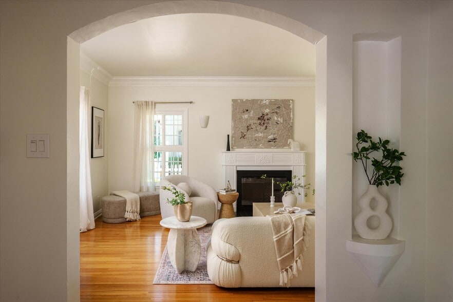 Formal entry to Living room - 215 S Poinsettia Pl