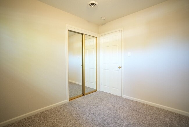 Building Photo - Charming Three Bedroom West Park Neighborh...