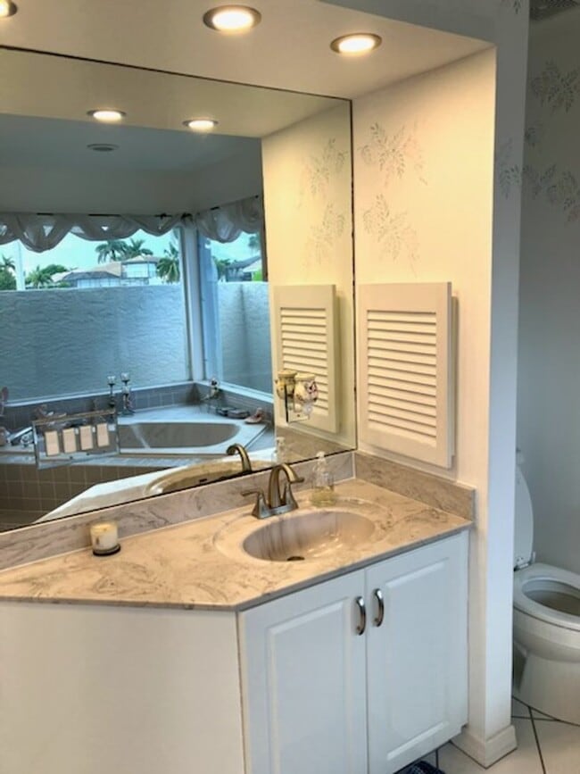 Building Photo - Home