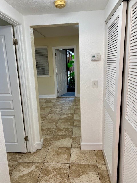 Building Photo - 7 Oak St