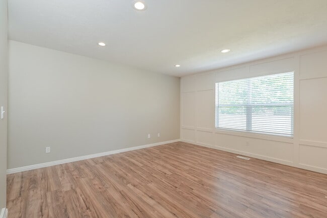 Building Photo - 827 Flint St