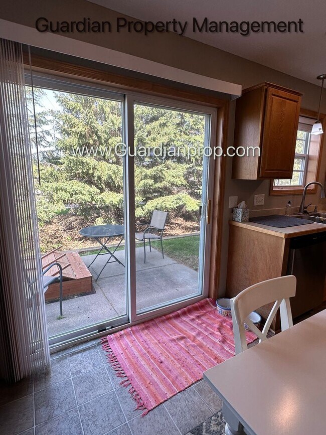 Building Photo - Lakeville End Unit Town Home, 2 Car Garage, 2.5 Baths, Walk out Patio, Available July/Aug 1st