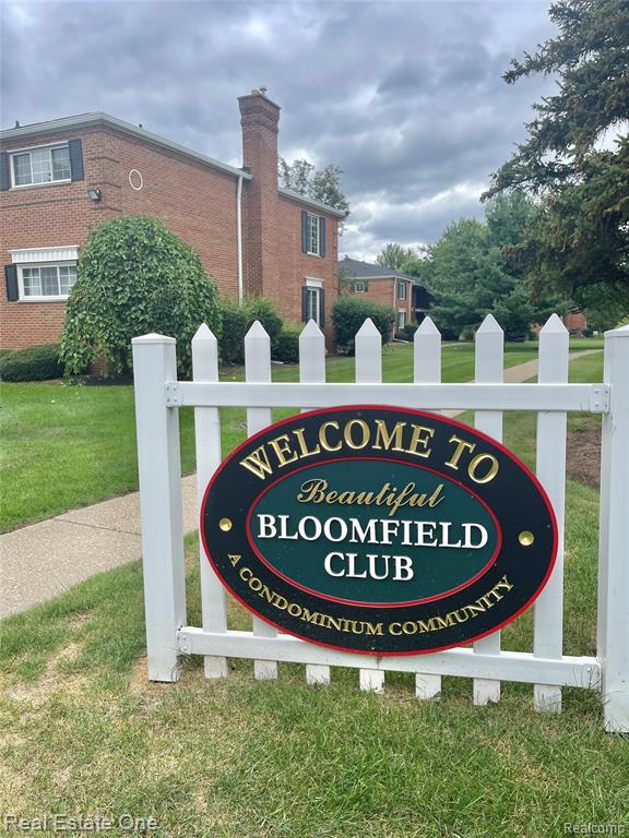 Building Photo - 688 E Fox Hills Dr