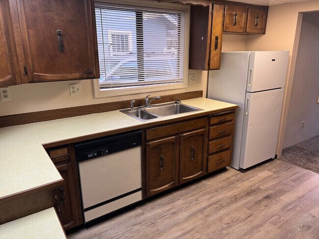 Building Photo - 36 N Peach St