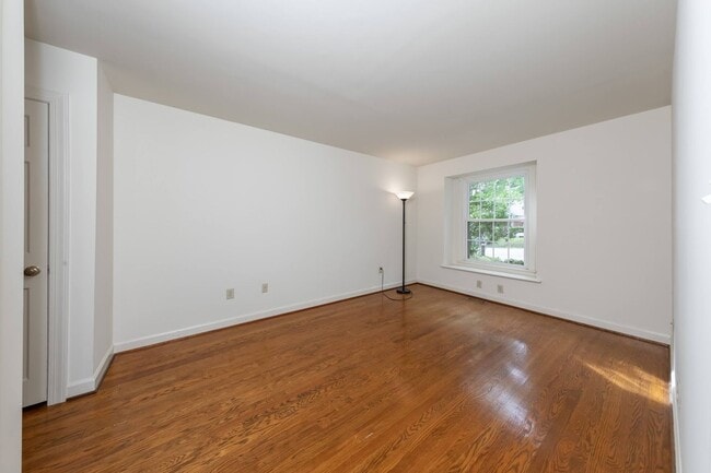 Building Photo - Prime Location!