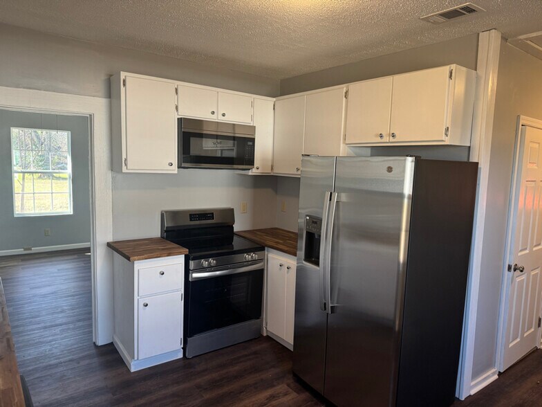 Building Photo - 1222 N Three Notch St