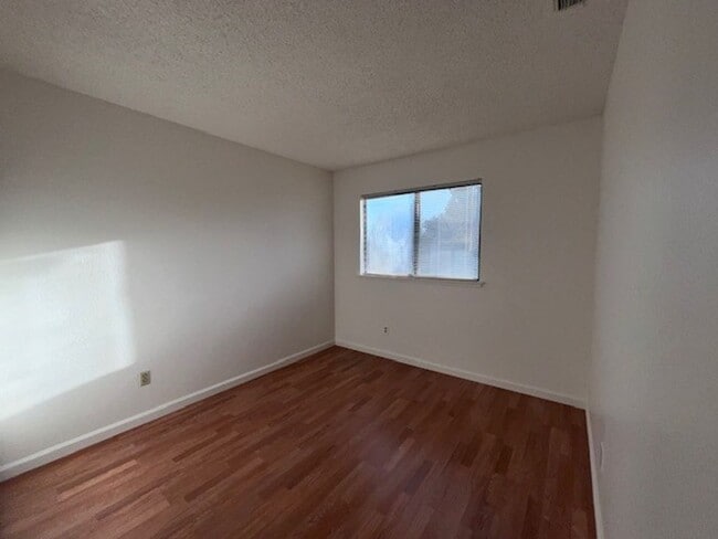 Building Photo - Freshly painted Pocket home close to schools and shopping.