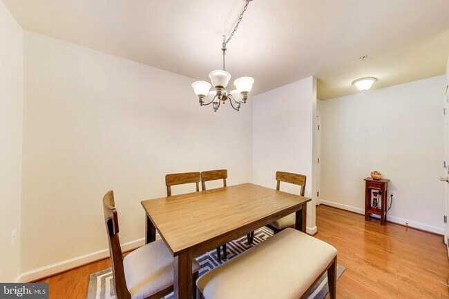 Building Photo - 4139 S Four Mile Run Dr