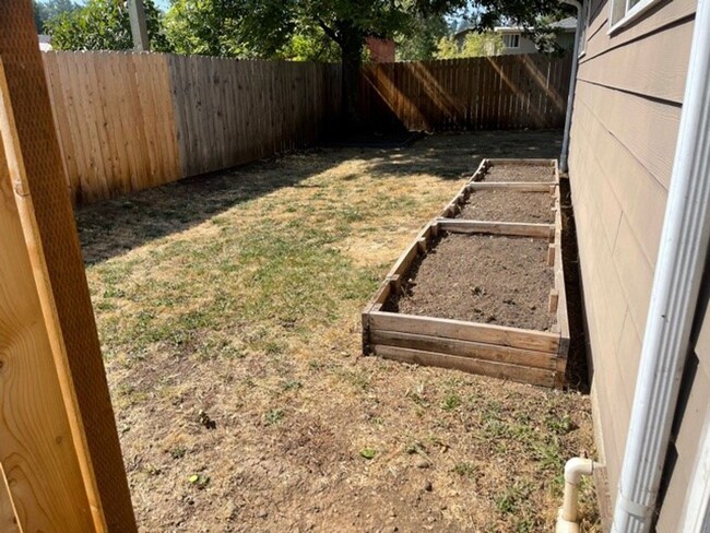 Building Photo - 2 Bedroom 1 bath Brownsville, Oregon