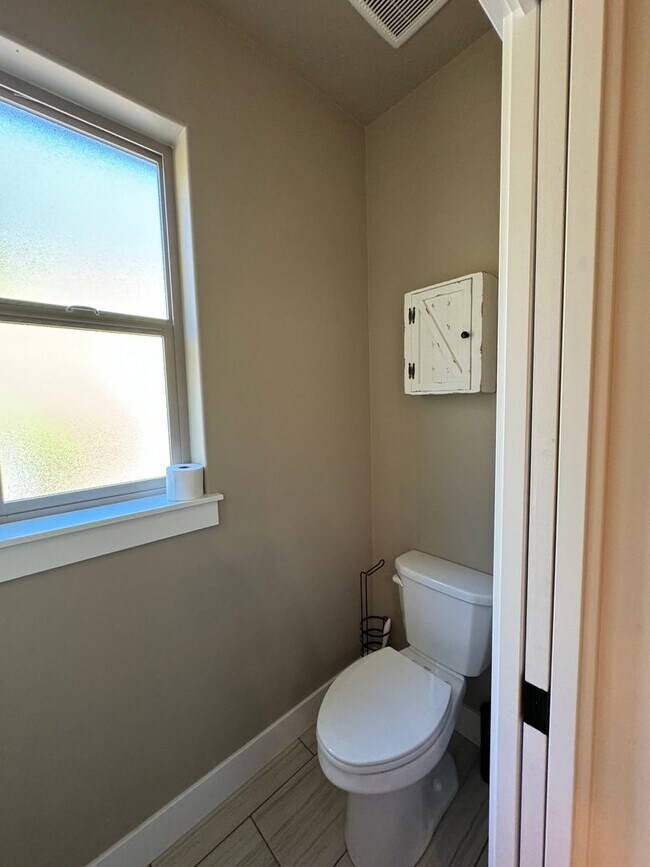 Building Photo - Newer Winchester 4 bedroom 2 bath home