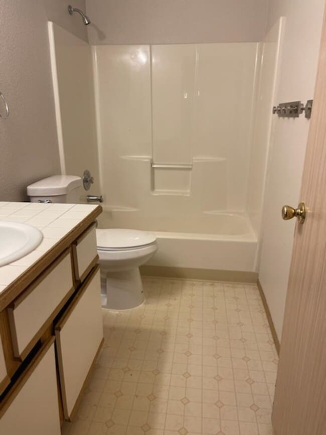 Building Photo - 3 bdrm, 2.5 bath, 2 car garage  (1 attached, 1 detached), Fenced yard, Minutes to Mall and I-5