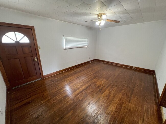 Building Photo - 4 bedroom, 2 bathroom home located in Bato...