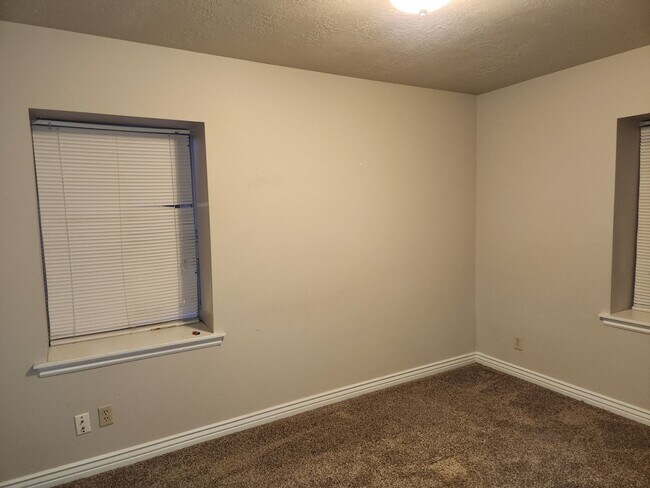 Building Photo - Spacious 5 Bd 2.5 Bath Home in Millcreek