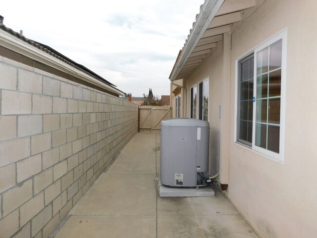 Building Photo - Beautiful single story 3 bedroom, 2 bathroom home in Fountain Valley