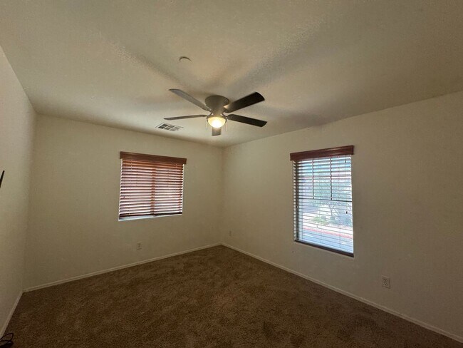 Building Photo - 4 BEDROOM HOME IN POWER RANCH