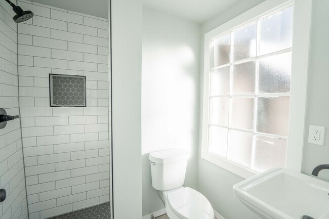 Building Photo - Prime Location! 2bed/ 2 bath! Schedule a tour today!