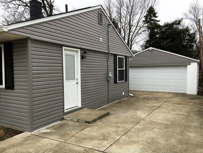 Building Photo - **BEAUTIFULLY REMODELED 2-BEDROOM HOME W/ 2-CAR GARAGE!!**