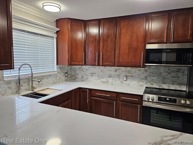 Building Photo - 3551 W 14 Mile Rd