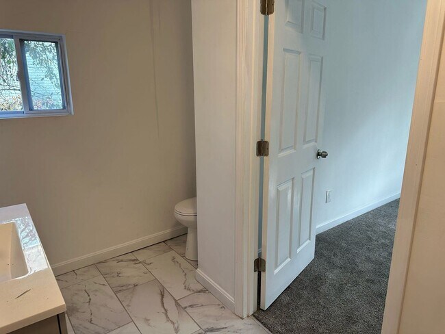 Building Photo - 3 br, 2.5 bath House - 417 E Burgess