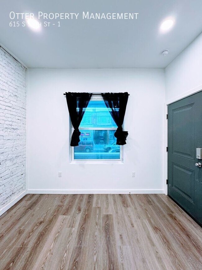 Building Photo - 615 S 55th St