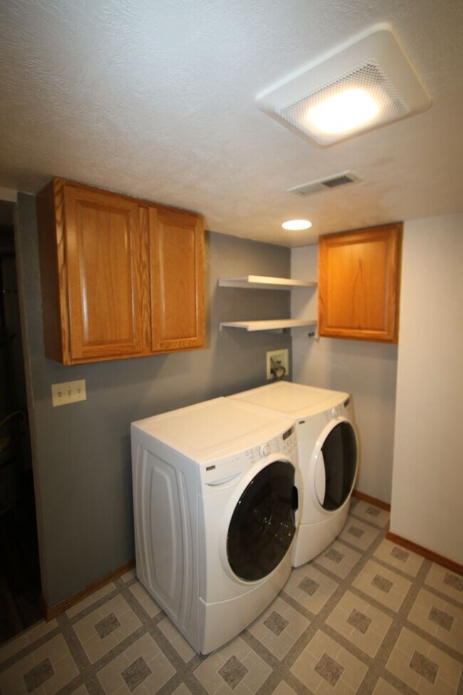 Building Photo - 4 Bedroom Eagle River Home!