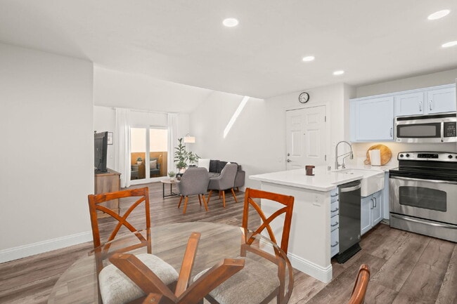 Building Photo - Fully Furnished 3BR/2BA Condo with Vaulted Ceilings, Close Proximity to UCSD and Medical Centers!...