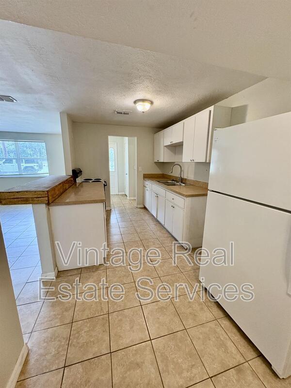 Building Photo - 2810 State Rd 60