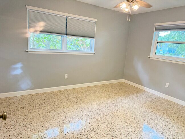 Building Photo - 602 8th St