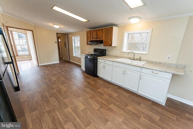 Building Photo - 1205 W 6th St